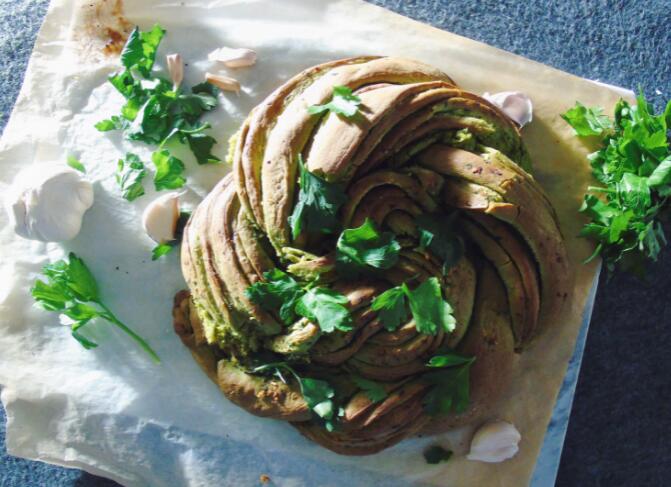 Spirulina Green Braided Garlic Bread